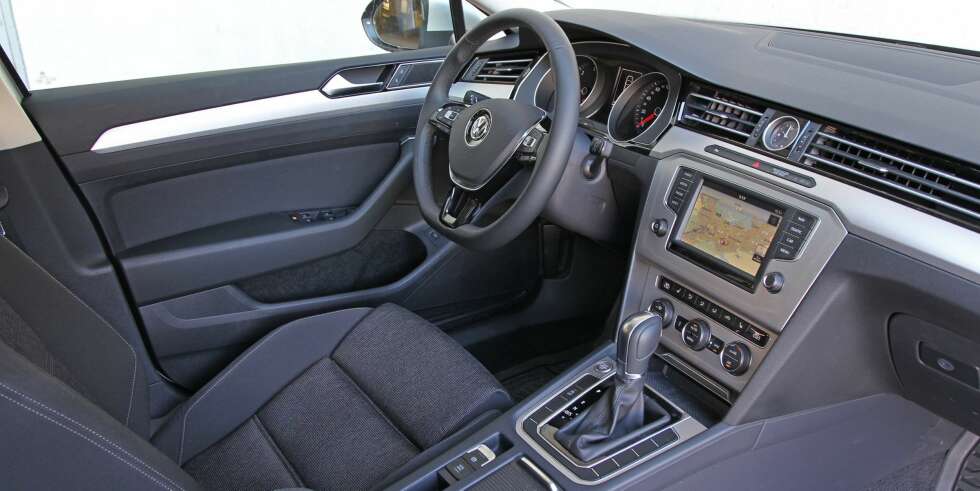 LIK GOLF: Innvendig synes vi ikke Passaten helt innfrir hva utvendig design lover. For fra førersetet ser vi på et dashbord som ligner fælt på det vi finner i en Golf. LIK GOLF: Innvendig synes vi ikke Passaten helt innfrir hva utvendig design lover. For fra førersetet ser vi på et dashbord som ligner fælt på det vi finner i en Golf.