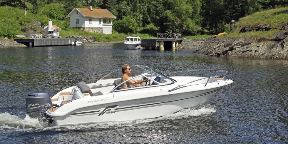 HYTTEBÅT: Her har vi derfor funnet fram de mest aktuelle båtene i to spesielle klasser, hvis fellesnevner at de er over 15 fot, eller 4,5 meter, og at de dermed kan passe fint til små dagsturer i tillegg til at de med riktig henger kan trekkes med vanlig førerkort i klasse B. HYTTEBÅT: Her har vi derfor funnet fram de mest aktuelle båtene i to spesielle klasser, hvis fellesnevner at de er over 15 fot, eller 4,5 meter, og at de dermed kan passe fint til små dagsturer i tillegg til at de med riktig henger kan trekkes med vanlig førerkort i klasse B.