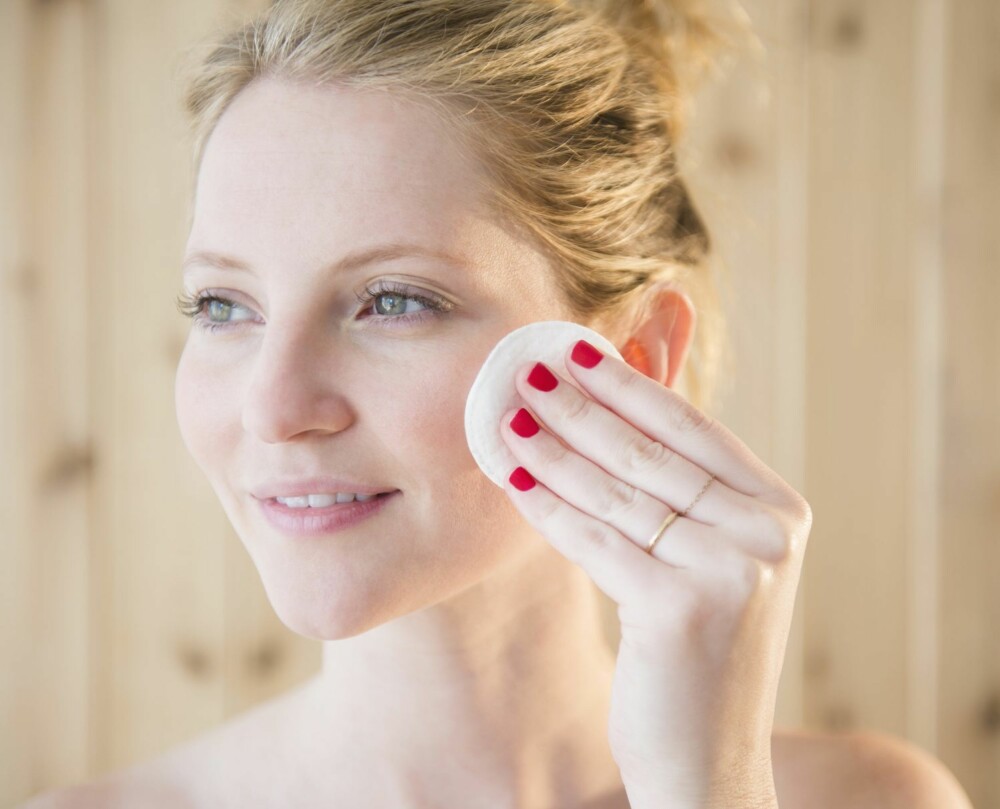 GÅ USMINKET: - Sminke kan virke som et fysisk solfilter, men når du soler deg, svetter og bader kan den fort forsvinne, sier makeupartist Sølvi Strifeldt. GÅ USMINKET: - Sminke kan virke som et fysisk solfilter, men når du soler deg, svetter og bader kan den fort forsvinne, sier makeupartist Sølvi Strifeldt.