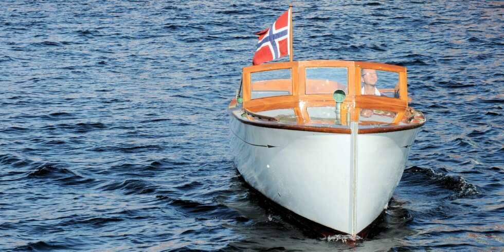 KONGEBÅT: Etter at kong Haakon hadde vært om bord fikk "Havstad" tilnavnet "kongebåten". Om bord sitter båteier Einar Joe Taraldsen. KONGEBÅT: Etter at kong Haakon hadde vært om bord fikk "Havstad" tilnavnet "kongebåten". Om bord sitter båteier Einar Joe Taraldsen.