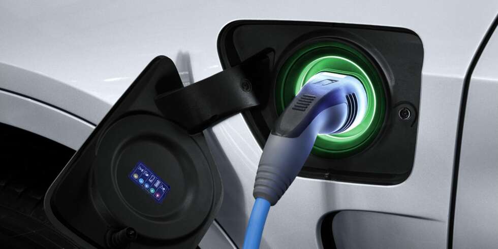 31 KILOMETER: Med fulladet batteri har X5 xDrvie40 elrekkevidde på 31 kilometer. Batteriet kan lades i stikkontakten hjemme, med BMW iWall (veggboks) eller på offentlig ladestasjon. 31 KILOMETER: Med fulladet batteri har X5 xDrvie40 elrekkevidde på 31 kilometer. Batteriet kan lades i stikkontakten hjemme, med BMW iWall (veggboks) eller på offentlig ladestasjon.