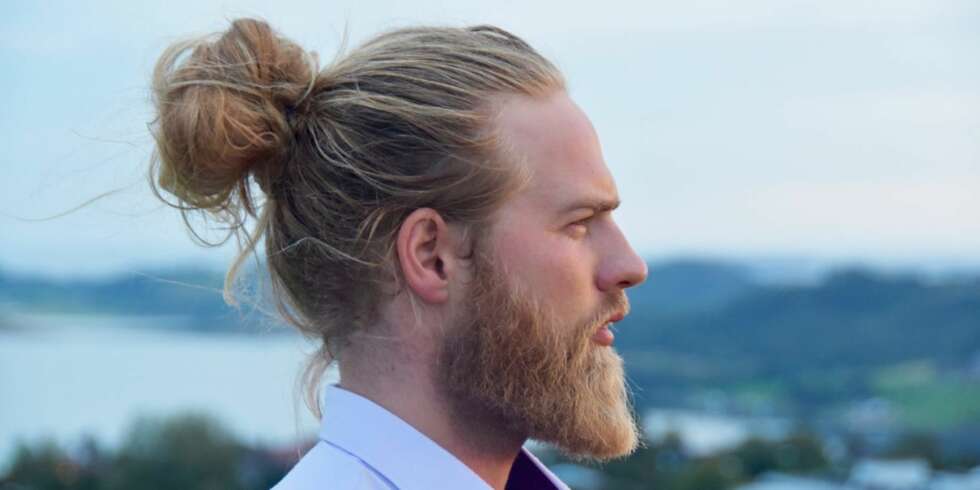 MAN BUN: - Det er meget mulig at folk som forstår seg på moter og trender stempler man bun som ut og gammeldags om ikke lenge, slik trender alltid forandrer seg. Men for meg er det fortsatt mye mer en praktisk greie fremfor en trend, sier Lasse Løkken Matberg, idrettsoffiser i Sjøforsvaret om hårtrenden man bun. MAN BUN: - Det er meget mulig at folk som forstår seg på moter og trender stempler man bun som ut og gammeldags om ikke lenge, slik trender alltid forandrer seg. Men for meg er det fortsatt mye mer en praktisk greie fremfor en trend, sier Lasse Løkken Matberg, idrettsoffiser i Sjøforsvaret om hårtrenden man bun.