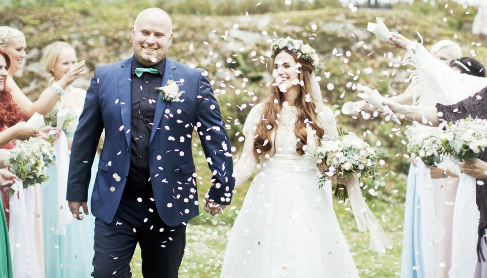STINE OG MARTIN: Lykkelige og nygifte gjennom konfettiregn! STINE OG MARTIN: Lykkelige og nygifte gjennom konfettiregn!