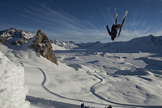 RIMELIG GOD PÅ SKI: Seb Michaud tar en salto på ski i Lofoten. RIMELIG GOD PÅ SKI: Seb Michaud tar en salto på ski i Lofoten.