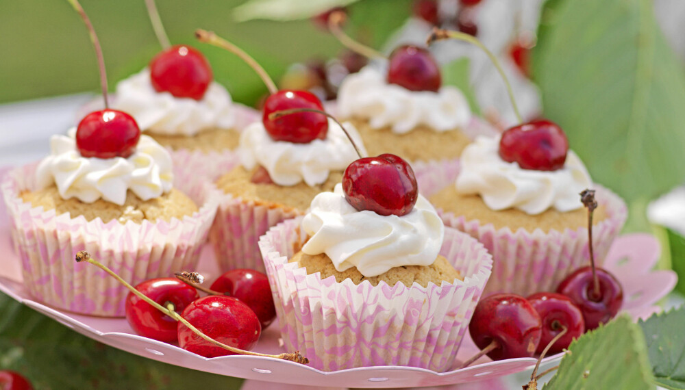 ENKELT OG KJEMPEGODT: Kirsebærmuffins er en vinner til kaffen. ENKELT OG KJEMPEGODT: Kirsebærmuffins er en vinner til kaffen.
