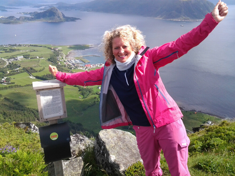 FJELLTUR: To turglade venninner, Kristin Borch-Jenssen og Elisabet Sandvik Tanum, sendte inn flere flotte bilder fra en fjelltur de hadde vært på i sommer. Her fra toppen av Storhornet på Godøy. FJELLTUR: To turglade venninner, Kristin Borch-Jenssen og Elisabet Sandvik Tanum, sendte inn flere flotte bilder fra en fjelltur de hadde vært på i sommer. Her fra toppen av Storhornet på Godøy.