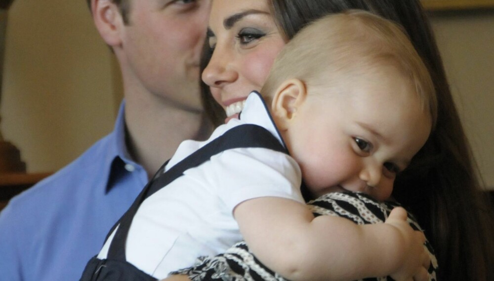 Kate nyter en god klem fra lille George. Kate nyter en god klem fra lille George.