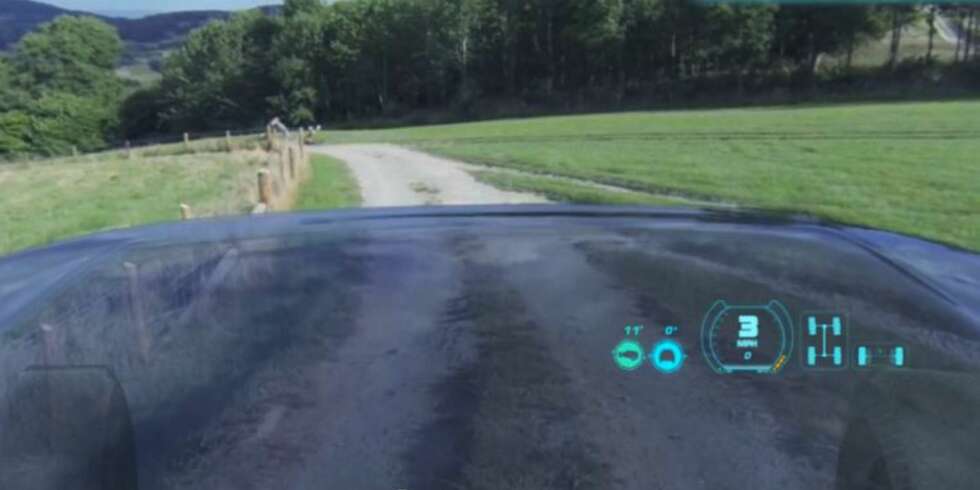 GJENNOMSIKTIG: Med kamera, dataanimasjon og et såkalt head up-display i frontruta blir fronten på terrengbilen tilsynelatende gjennomsiktig. FOTO: Land Rover GJENNOMSIKTIG: Med kamera, dataanimasjon og et såkalt head up-display i frontruta blir fronten på terrengbilen tilsynelatende gjennomsiktig. FOTO: Land Rover