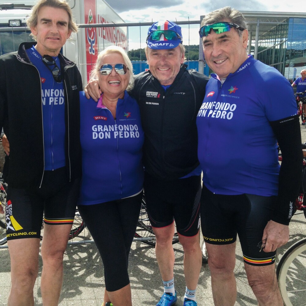 PÅ HJUL: Dag Erik og Kristin slo av en prat med Fons De Wolf (t.v.), som var Dag Eriks lagkaptein i profflaget Bianchi, og sykkellegenden Eddy Merckx under fjorårets ritt. PÅ HJUL: Dag Erik og Kristin slo av en prat med Fons De Wolf (t.v.), som var Dag Eriks lagkaptein i profflaget Bianchi, og sykkellegenden Eddy Merckx under fjorårets ritt.