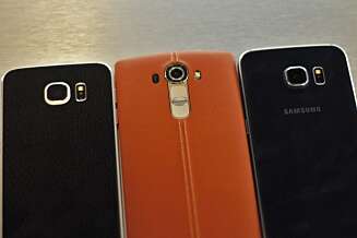 NY TOPPMOBIL: LG G4 i brunt skinn i midten mellom Samsung Galaxy S6 (til venstre) og Samsung Galaxy S6 Edge (til høyre). NY TOPPMOBIL: LG G4 i brunt skinn i midten mellom Samsung Galaxy S6 (til venstre) og Samsung Galaxy S6 Edge (til høyre).