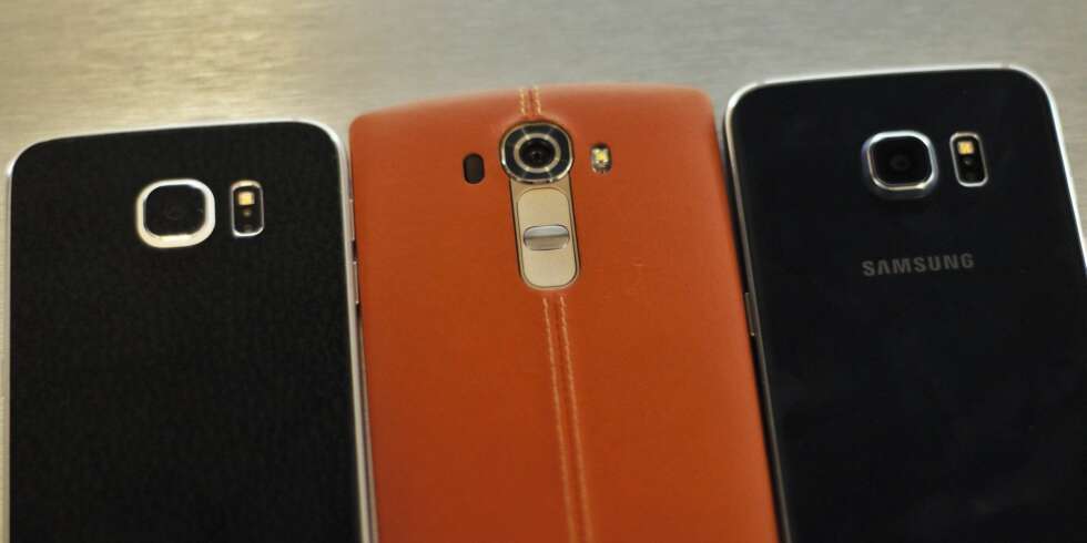 NY TOPPMOBIL: LG G4 i brunt skinn i midten mellom Samsung Galaxy S6 (til venstre) og Samsung Galaxy S6 Edge (til høyre). NY TOPPMOBIL: LG G4 i brunt skinn i midten mellom Samsung Galaxy S6 (til venstre) og Samsung Galaxy S6 Edge (til høyre).