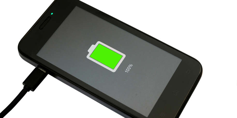 BATTERILEVETID: Mobilen med best batterilevetid lever 5 timer og 40 minutt lenger enn mobilen med dårligst batterilevetid. BATTERILEVETID: Mobilen med best batterilevetid lever 5 timer og 40 minutt lenger enn mobilen med dårligst batterilevetid.