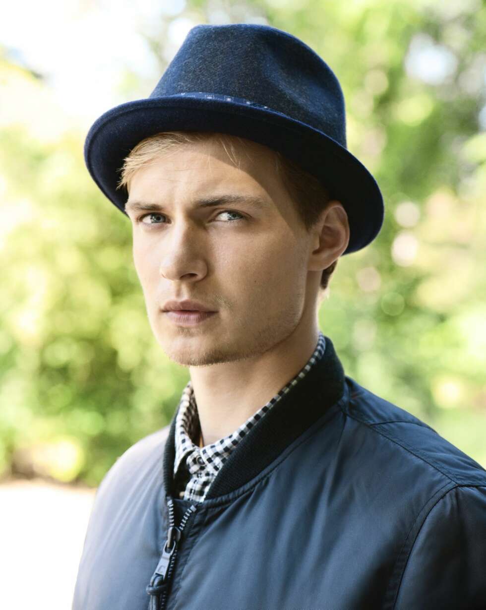 Jakke fra Mads Nørdgaard, kr 1500,- Skjorte fra Diesel, kr 999,- Hatt fra Paul Smith, kr 1100 Jakke fra Mads Nørdgaard, kr 1500,- Skjorte fra Diesel, kr 999,- Hatt fra Paul Smith, kr 1100