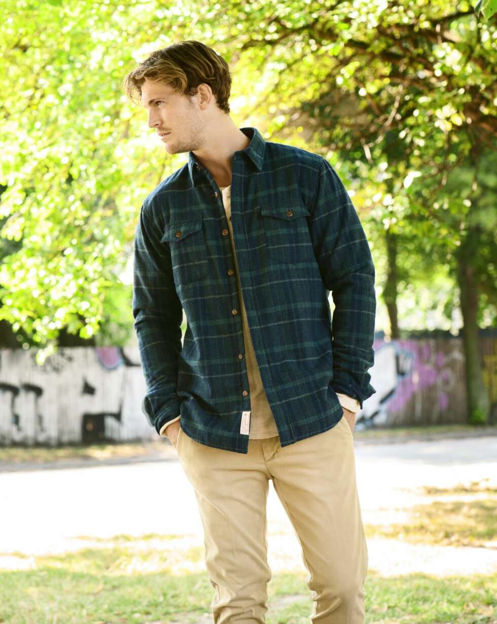 Skjorte fra Scotch & Soda, kr 1299,- Strikket genser fra Selected Homme, kr 249,- Chinos fra Gant Rugger, kr 900,- Skjorte fra Scotch & Soda, kr 1299,- Strikket genser fra Selected Homme, kr 249,- Chinos fra Gant Rugger, kr 900,-