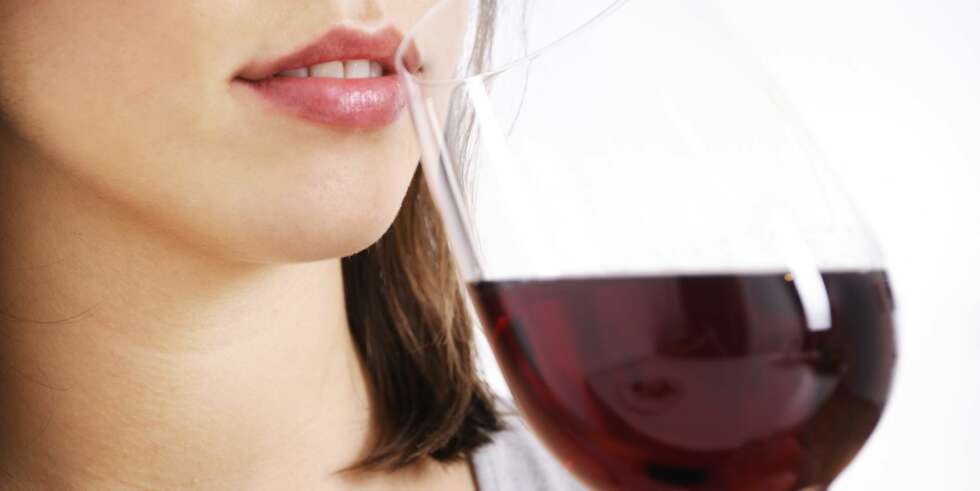 UNNGÅ RØDE TENNER: Hvordan var det igjen ¿ øl og vin er fin, imens vin og øl blir krøll? Én ting som i alle fall er sikkert, er at tenner og rødvin ikke er fin. UNNGÅ RØDE TENNER: Hvordan var det igjen ¿ øl og vin er fin, imens vin og øl blir krøll? Én ting som i alle fall er sikkert, er at tenner og rødvin ikke er fin.