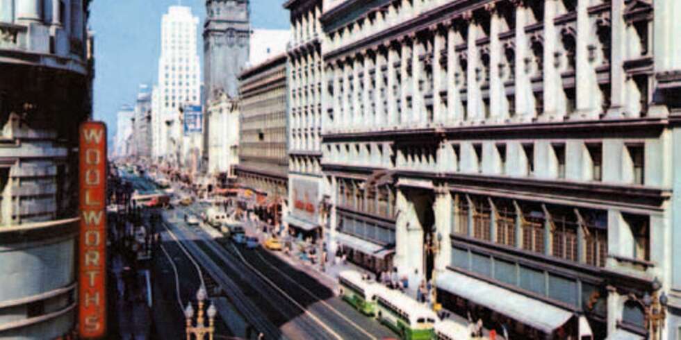 Her, i Market Street i San Francisco, bodde to av de dømte, i bygningen til senteret «Black Self-help». Her, i Market Street i San Francisco, bodde to av de dømte, i bygningen til senteret «Black Self-help».