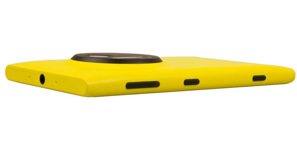 SOLID: Nokias valg av en kropp i helstøpt polykarbonat gjør Nokia Lumia 1020 til en solid mobil. SOLID: Nokias valg av en kropp i helstøpt polykarbonat gjør Nokia Lumia 1020 til en solid mobil.