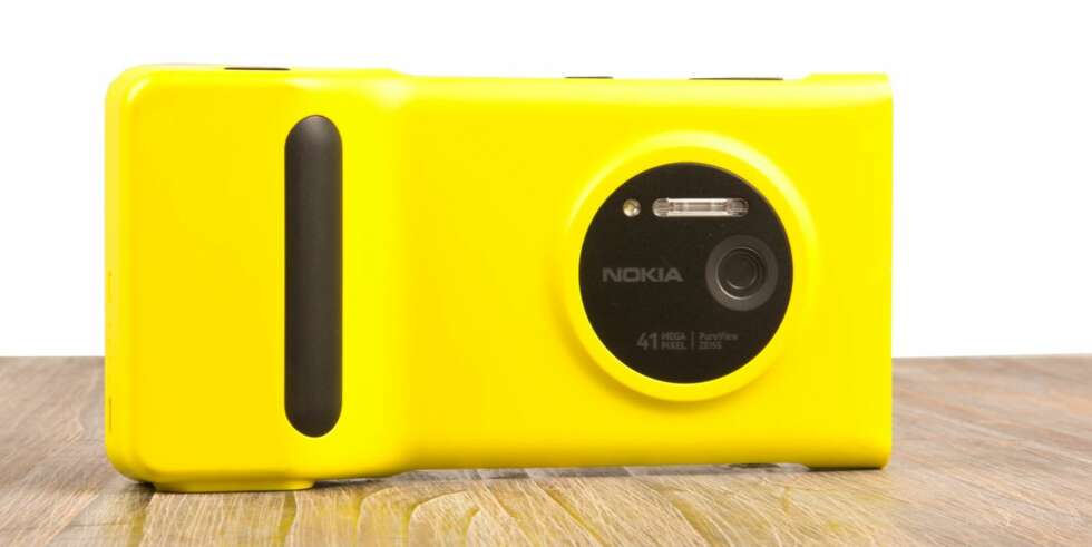 KAMERA?: Med kameragrepet påmontert minne Nokia Lumia 1020 mer på et kamera enn på en mobil. KAMERA?: Med kameragrepet påmontert minne Nokia Lumia 1020 mer på et kamera enn på en mobil.