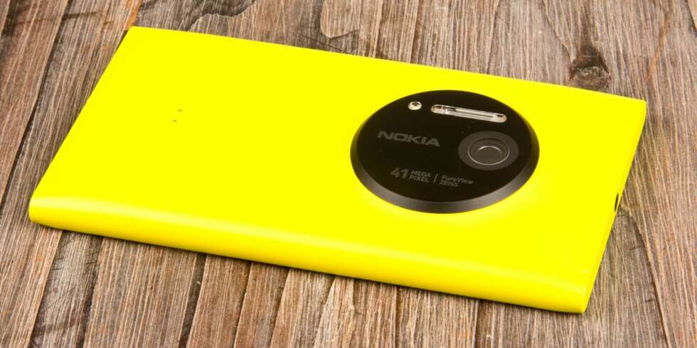 IKON: Lumia 1020 er i typisk Nokia-stil, men med det runde og sorte kamerafeltet synes vi designet er blitt mer ikonisk enn på de foregående modellene. IKON: Lumia 1020 er i typisk Nokia-stil, men med det runde og sorte kamerafeltet synes vi designet er blitt mer ikonisk enn på de foregående modellene.