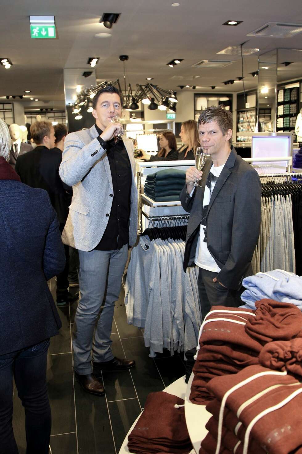 Se hvem vi fant i baren. Reporter Martin Blekkerud og utgavesjef Per Ivar Johansen i boblende humør. Se hvem vi fant i baren. Reporter Martin Blekkerud og utgavesjef Per Ivar Johansen i boblende humør.