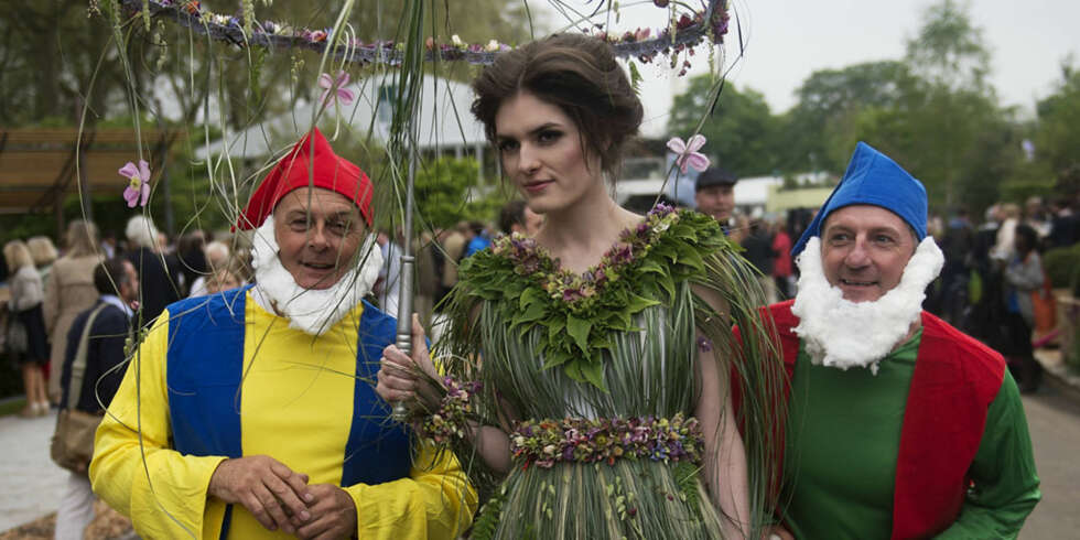 BOMMET: Brødrene Hewitt satset på et hagegnom-antrekk, men var dessverre alene om det på årets Chelsea Flower Show. Modellen i midten bærer tappert en kjole laget av planter. BOMMET: Brødrene Hewitt satset på et hagegnom-antrekk, men var dessverre alene om det på årets Chelsea Flower Show. Modellen i midten bærer tappert en kjole laget av planter.