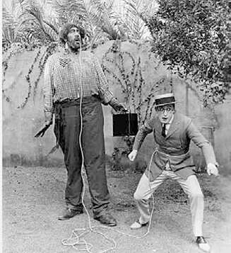 ohn Aasen (1890¿1938) er en annen kjent kjempe med norske aner, født i Minnesota av norske emigranter fra Rollag. Aasen gjorde karriere under stumfilmepoken, blant annet mot stjernen Harold Lloyd i «Why worry?» (bildet) og senere i den omstridte «Freaks». I reklamen het det at Aasen var 2,74, men han var «bare» 2,19. ohn Aasen (1890¿1938) er en annen kjent kjempe med norske aner, født i Minnesota av norske emigranter fra Rollag. Aasen gjorde karriere under stumfilmepoken, blant annet mot stjernen Harold Lloyd i «Why worry?» (bildet) og senere i den omstridte «Freaks». I reklamen het det at Aasen var 2,74, men han var «bare» 2,19.