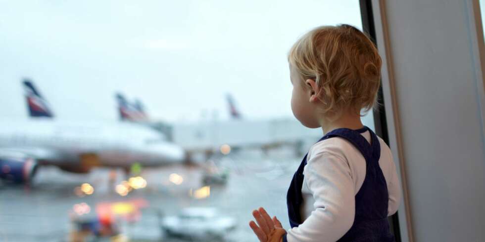 FLY MED BARN: Å fly med barn krever at man tar noen hensyn, og det er lurt å forberede seg godt. Begynn allerede når du bestiller flybillettene! FLY MED BARN: Å fly med barn krever at man tar noen hensyn, og det er lurt å forberede seg godt. Begynn allerede når du bestiller flybillettene!