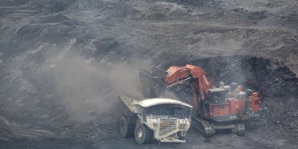 Det går sju dumpere med 320 tonn overskuddsmasse for hver dumper med 190 tonn kull. Her en fullastet Hitachi Euclid med 326 tonn på planet. Det går sju dumpere med 320 tonn overskuddsmasse for hver dumper med 190 tonn kull. Her en fullastet Hitachi Euclid med 326 tonn på planet.