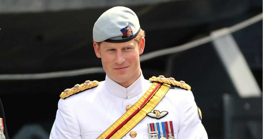 FORELSKET: Prins Harry var nylig på offisielt oppdrag i Australia. Her i flott uniform under en flåteparade i Sydney. FORELSKET: Prins Harry var nylig på offisielt oppdrag i Australia. Her i flott uniform under en flåteparade i Sydney.