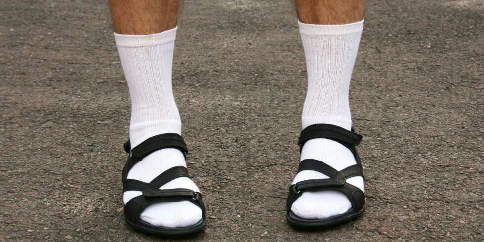 IKKE SÅNN: Sokker i skoene er blant de hotteste høsttrendene. Men ikke alle varianter funker like bra. Unngå "tennissokker i slippers-stilen", og få med deg tipsene nedenfor som faktisk kan gi deg en fin sokke-look. Helt sant. IKKE SÅNN: Sokker i skoene er blant de hotteste høsttrendene. Men ikke alle varianter funker like bra. Unngå "tennissokker i slippers-stilen", og få med deg tipsene nedenfor som faktisk kan gi deg en fin sokke-look. Helt sant.