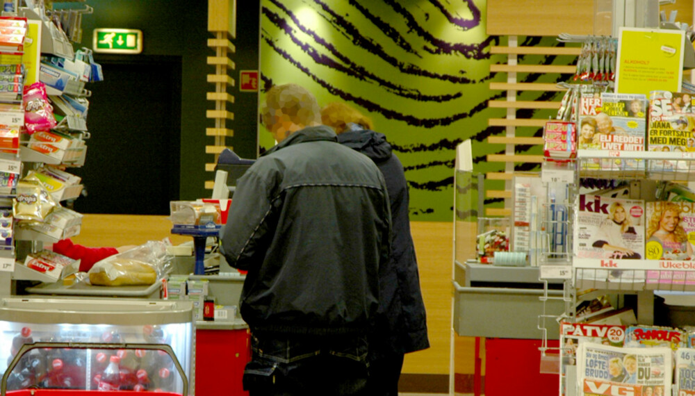 OPTIMALT: Butikkjedene ønsker bare at du skal se to eller tre rygger foran deg i køen, når du handler hos dem. Ser du fler, kan du be betjeningen åpne flere kasser. OPTIMALT: Butikkjedene ønsker bare at du skal se to eller tre rygger foran deg i køen, når du handler hos dem. Ser du fler, kan du be betjeningen åpne flere kasser.