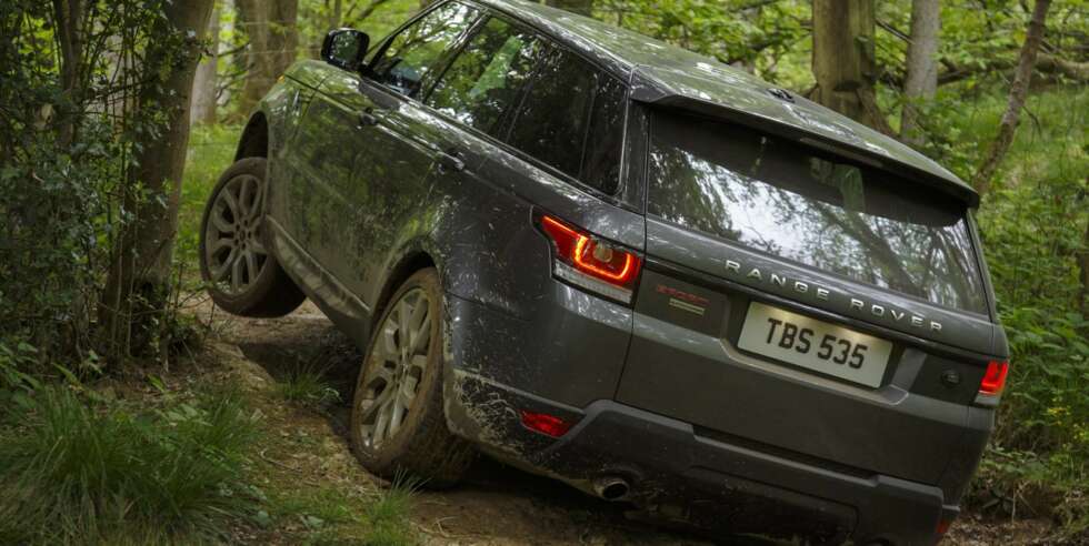 HYTTECROSSER: Range Rover Sport er først og fremst en urban SUV, men den takler langt mer enn fortauskanter. FOTO: Nick Dimbleby HYTTECROSSER: Range Rover Sport er først og fremst en urban SUV, men den takler langt mer enn fortauskanter. FOTO: Nick Dimbleby