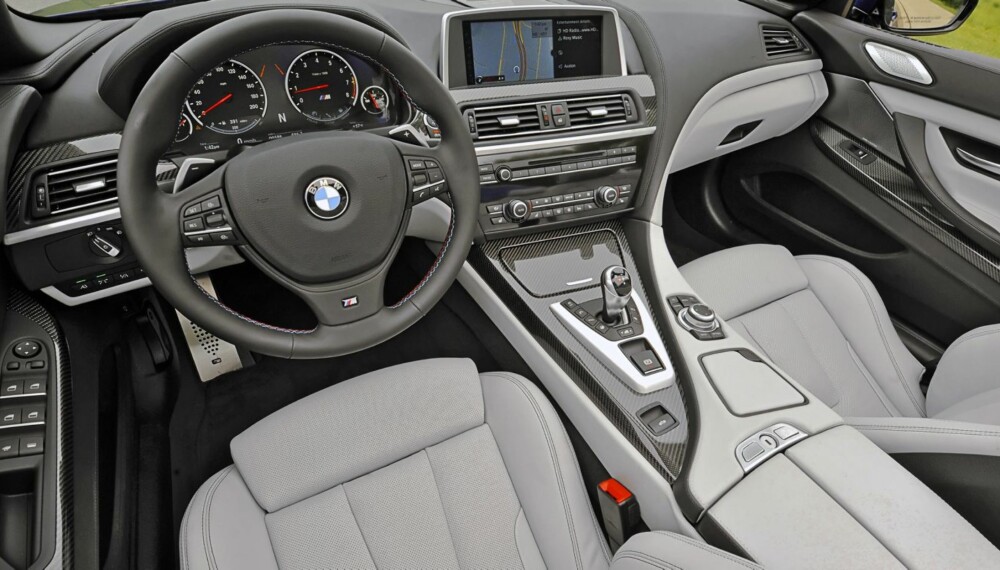 HIGHI-TECH: Kupékvaliteten er omtrent så bra som det er mulig å få i en bil. Instrumentene er klassisk BMW M, men avanserte nok til å forvirre NASA. iDRIVE fungerer utmerket, tross like mange funksjoner som hele Internett. Foto: BMW HIGHI-TECH: Kupékvaliteten er omtrent så bra som det er mulig å få i en bil. Instrumentene er klassisk BMW M, men avanserte nok til å forvirre NASA. iDRIVE fungerer utmerket, tross like mange funksjoner som hele Internett. Foto: BMW