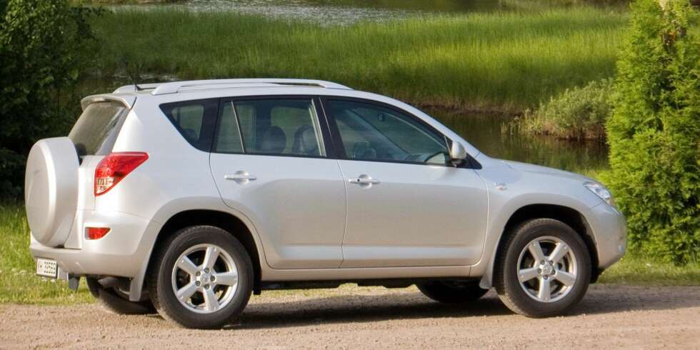 VETERAN: RAV4 har vært med i en årrekke og har et meget godt kvalitetsrykte. Prisene på tredje generasjon begynner rundt 160 000 kroner. VETERAN: RAV4 har vært med i en årrekke og har et meget godt kvalitetsrykte. Prisene på tredje generasjon begynner rundt 160 000 kroner.