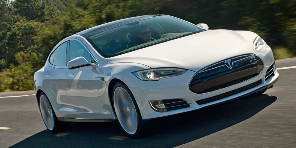 RASKERE: Tyskerne skal neste år tilbys et Autobahn-program til Tesla Model S som gir den høyere topphastighet. Man skal ikke se bort fra at også en del norske Tesla-eiere kan tenke seg tuningpakka. FOTO: James Lipman RASKERE: Tyskerne skal neste år tilbys et Autobahn-program til Tesla Model S som gir den høyere topphastighet. Man skal ikke se bort fra at også en del norske Tesla-eiere kan tenke seg tuningpakka. FOTO: James Lipman