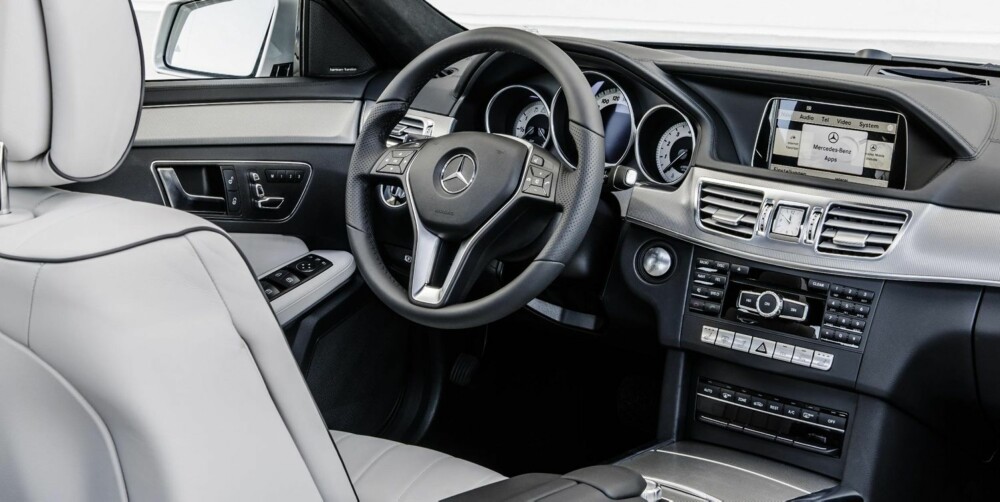 LITE LØFT: Mercedes er kjent for praktfulle førermiljøer. Nye E-klasse blir ikke et unntak. LITE LØFT: Mercedes er kjent for praktfulle førermiljøer. Nye E-klasse blir ikke et unntak.