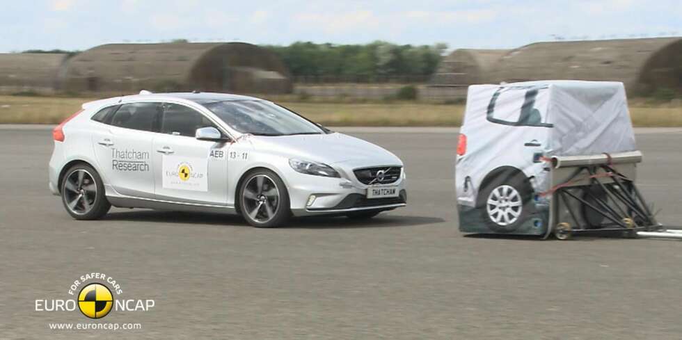 BRA I TEST: Volvo V40 gjør det bra i EuroNCAPs test. FOTO: EuroNCAP BRA I TEST: Volvo V40 gjør det bra i EuroNCAPs test. FOTO: EuroNCAP