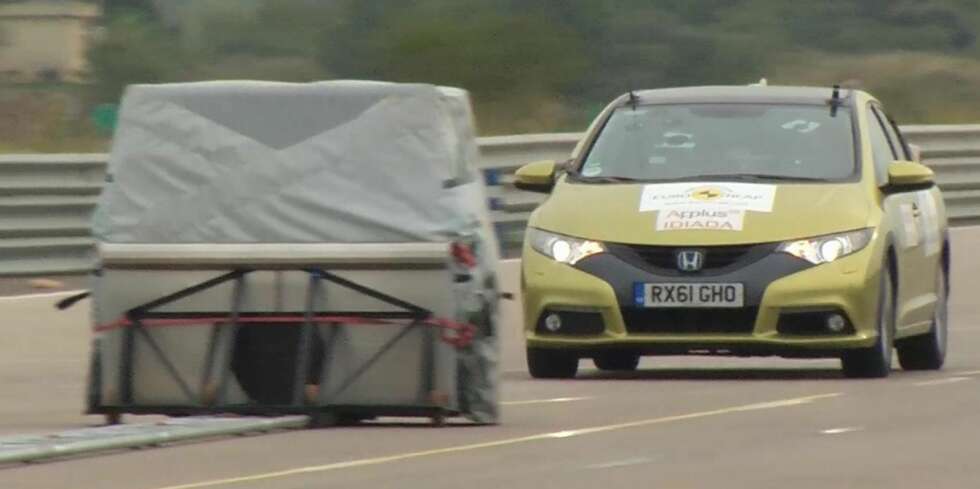 SCORER DÅRLIG: Honda Civic får den laveste karakteren av EuroNCAP for sitt automatiske bremsesystem. FOTO: EuroNCAP SCORER DÅRLIG: Honda Civic får den laveste karakteren av EuroNCAP for sitt automatiske bremsesystem. FOTO: EuroNCAP