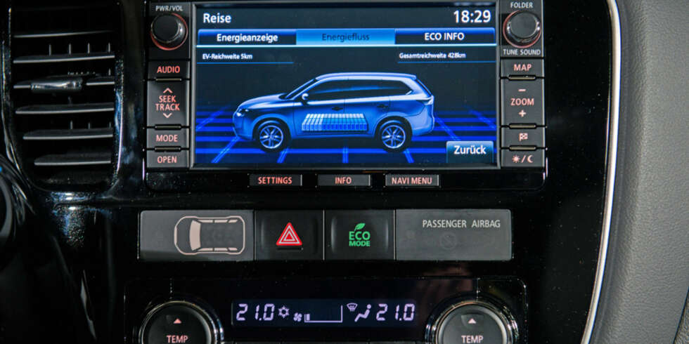 SNART: Mitsubishi Outlander som plug-in hybrid er ventet til Norge tidlig neste år med en prislapp under 500 000 kroner. FOTO: Mitsubishi SNART: Mitsubishi Outlander som plug-in hybrid er ventet til Norge tidlig neste år med en prislapp under 500 000 kroner. FOTO: Mitsubishi
