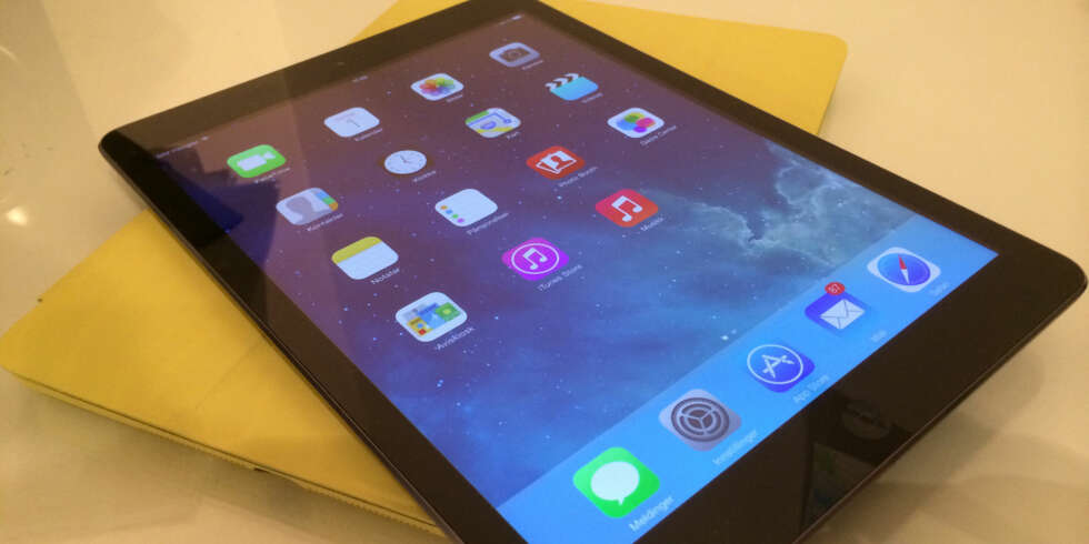 PÅ TEST: Klikk Teknologi har akkurat fått inn iPad Air til test. Her ser du iPad Air på toppen av et gul iPad Air Smartcase som beskytter både baksiden og skjermen på iPad-en. PÅ TEST: Klikk Teknologi har akkurat fått inn iPad Air til test. Her ser du iPad Air på toppen av et gul iPad Air Smartcase som beskytter både baksiden og skjermen på iPad-en.