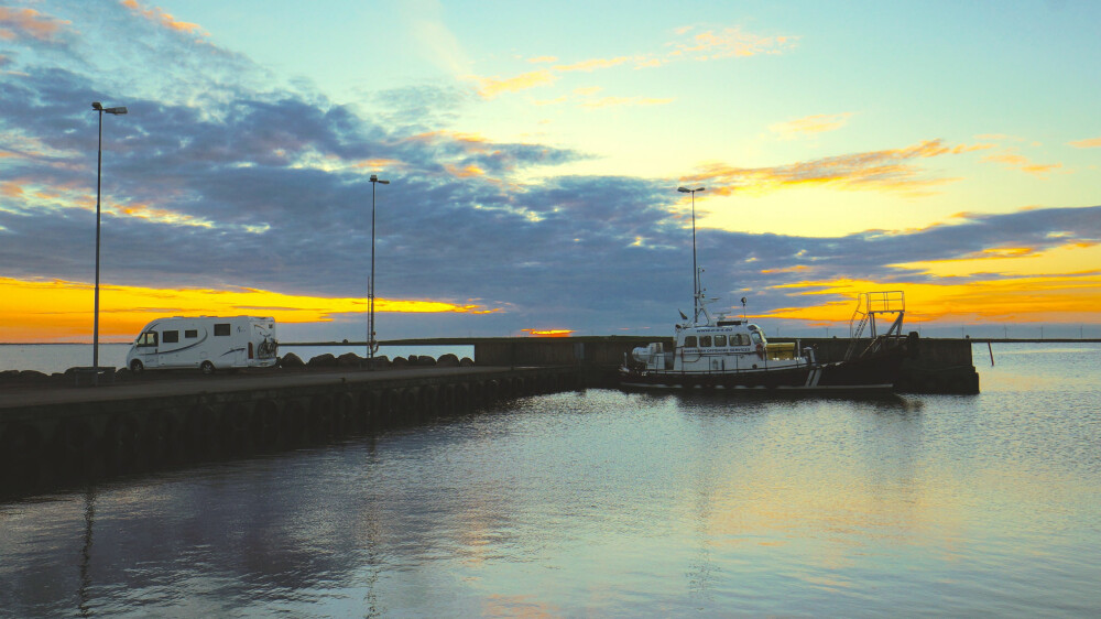 VAKKERT: Ytterst på kaia i Kårehamn i solnedgang. VAKKERT: Ytterst på kaia i Kårehamn i solnedgang.