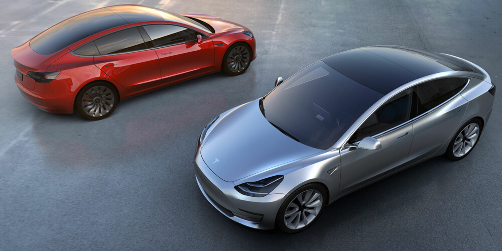GLASSTAK: Model 3 ligner en hel del på Model S. Det store glasstaket skal gi bedre romfølelse innvendig. GLASSTAK: Model 3 ligner en hel del på Model S. Det store glasstaket skal gi bedre romfølelse innvendig.