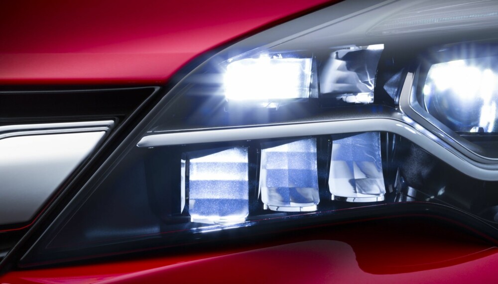 LED-LYS: Frontkamera overvåker trafikksituasjoner samt nære og møtende objekter og de 16 LED-elementene slår seg av og på enkeltvis i forhold til rundtliggende objekter LED-LYS: Frontkamera overvåker trafikksituasjoner samt nære og møtende objekter og de 16 LED-elementene slår seg av og på enkeltvis i forhold til rundtliggende objekter