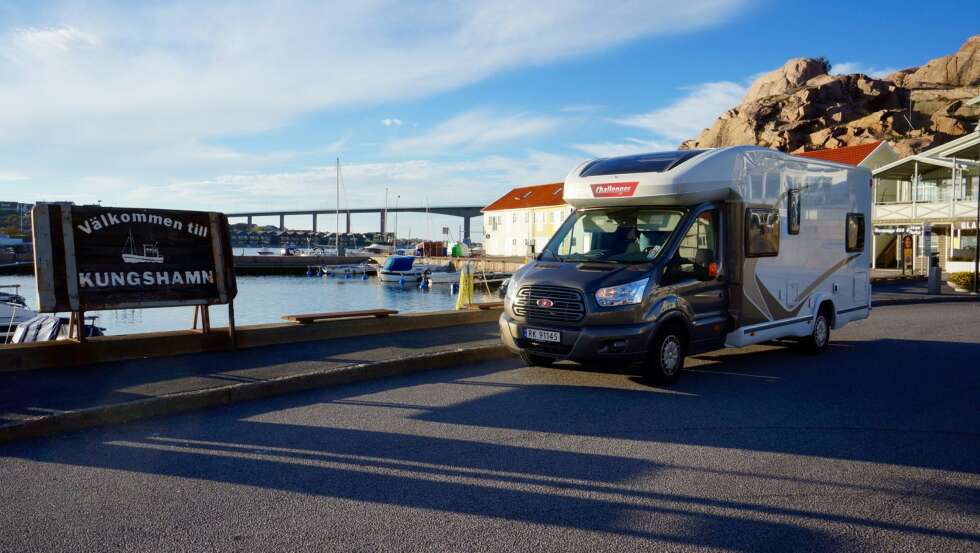 GODE NABOER: Fra havna i Kungshamn sees brua over til Smögen. GODE NABOER: Fra havna i Kungshamn sees brua over til Smögen.