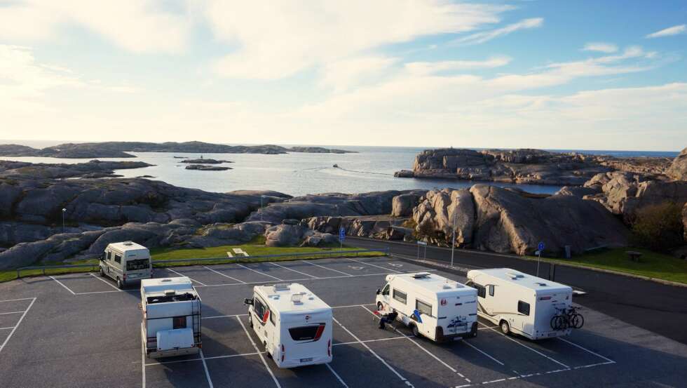 KOSESTUND: På "baksiden" av Lysekil finner vi en p-plass med bobilister som nyter utsikten utover skjærgården. KOSESTUND: På "baksiden" av Lysekil finner vi en p-plass med bobilister som nyter utsikten utover skjærgården.