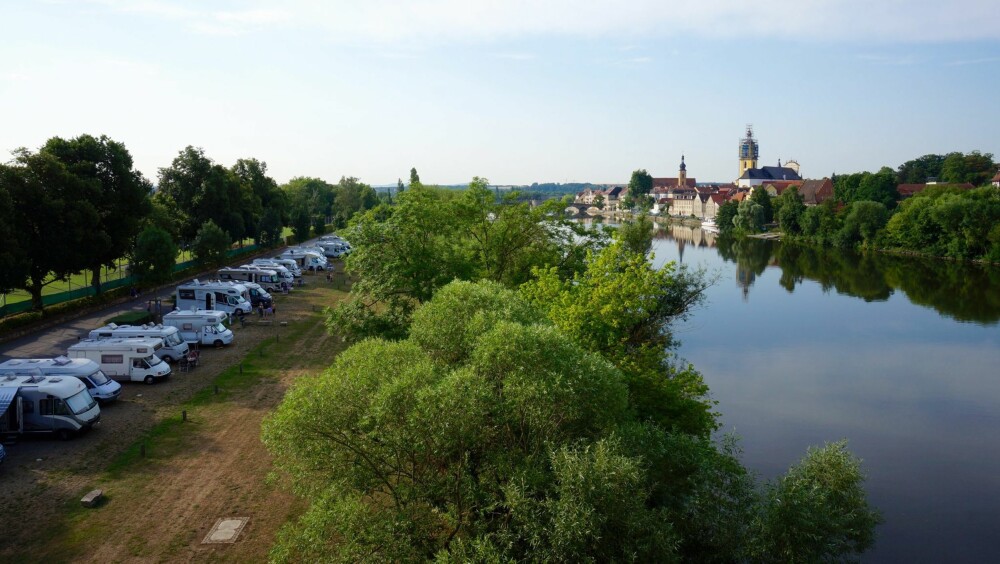 BYNÆRT OG LEKKERT: Stellplatz Kitzingen ved byen av samme navn er intet dårlig alternativ for en overnatting. BYNÆRT OG LEKKERT: Stellplatz Kitzingen ved byen av samme navn er intet dårlig alternativ for en overnatting.