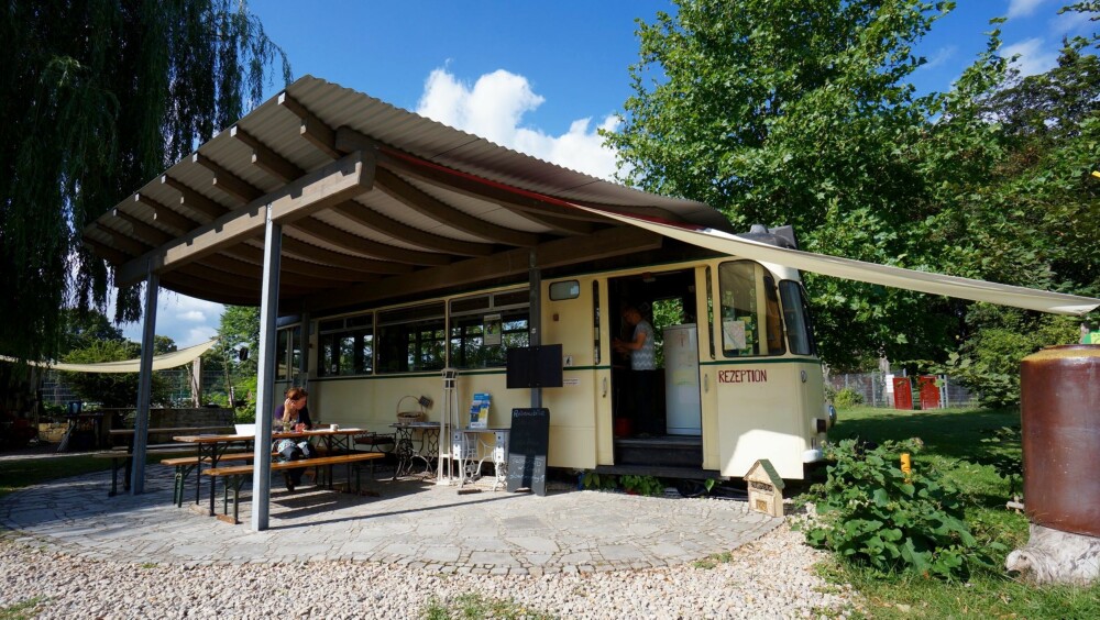 LØS BILLETT HER: Campingplassen Jena bruker en gammel trikk som resepsjon. LØS BILLETT HER: Campingplassen Jena bruker en gammel trikk som resepsjon.