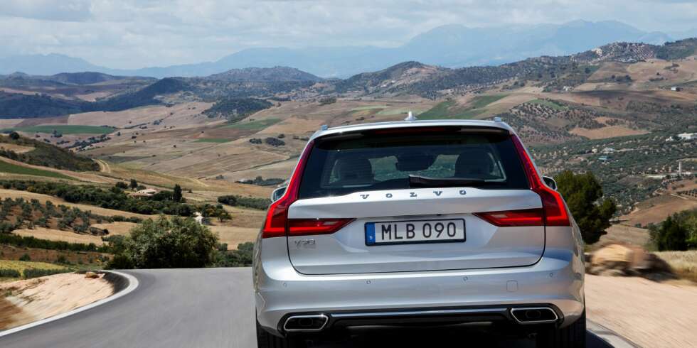 ARVTAKER: Volvo V90 tar over som Volvos nye stasjonsvogn-flaggskip etter svært populære V70. ARVTAKER: Volvo V90 tar over som Volvos nye stasjonsvogn-flaggskip etter svært populære V70.