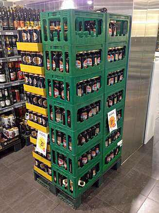 ALKOHOLANNONSERING: Det er lov å ha prisopplysninger om alkohol i en butikk, men den skal være nøkternt utformet og heller ikke fremheve de alkoholholdige produktene fremfor andre produkter. Denne stabelen med ølkasser sto midt ute i butikken, adskilt fra de andre alkoholproduktene, som kun var priset med små merkelapper på hyllene. ALKOHOLANNONSERING: Det er lov å ha prisopplysninger om alkohol i en butikk, men den skal være nøkternt utformet og heller ikke fremheve de alkoholholdige produktene fremfor andre produkter. Denne stabelen med ølkasser sto midt ute i butikken, adskilt fra de andre alkoholproduktene, som kun var priset med små merkelapper på hyllene.