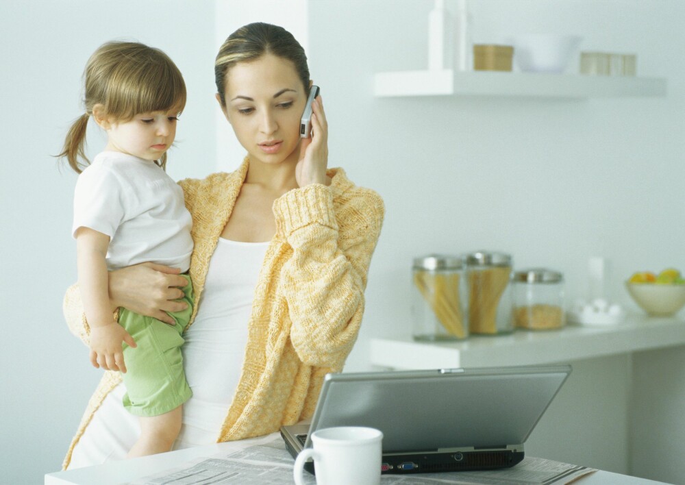 FARLIG MULTITASKING: Vi gjør det alle sammen. Men multitasking får ikke jobben gjort verken raksere eller bedre. FOTO: Colourbox FARLIG MULTITASKING: Vi gjør det alle sammen. Men multitasking får ikke jobben gjort verken raksere eller bedre. FOTO: Colourbox